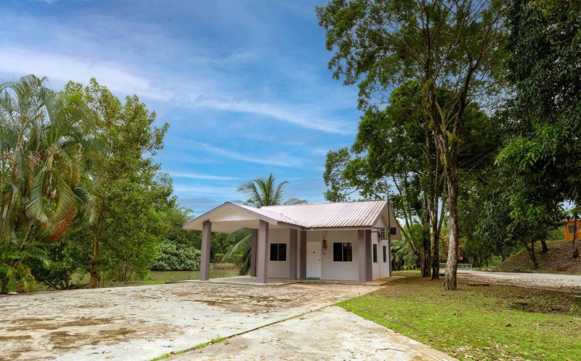 Hotel Putra Sentosa Retreat Camp, Sematan Zewnętrze zdjęcie